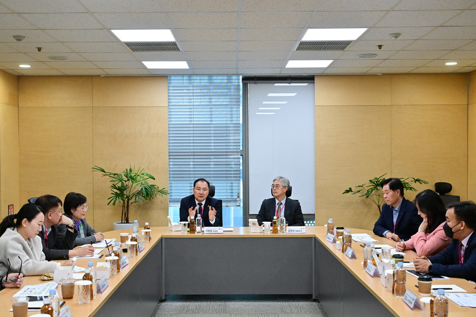 교통위원회가 티머니 상암 데이터센터를 방문해 업무보고를 받고 있다. 사진=서울시의회