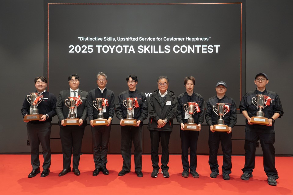 콘야마 마나부 토요타코리아 사장이 2025 토요타 스킬 콘테스트 부문별 1위 수상자와 함께 기념 촬영을 하고 있다. 사진=토요타코리아