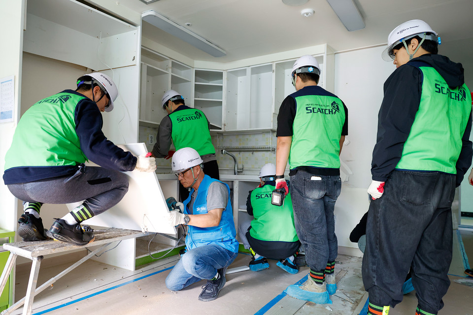 11월 7일 은평구 아동보육시설 현장에서 SH 임직원들이 성심을 다해 봉사활동에 참여하고 있다.  사진=SH