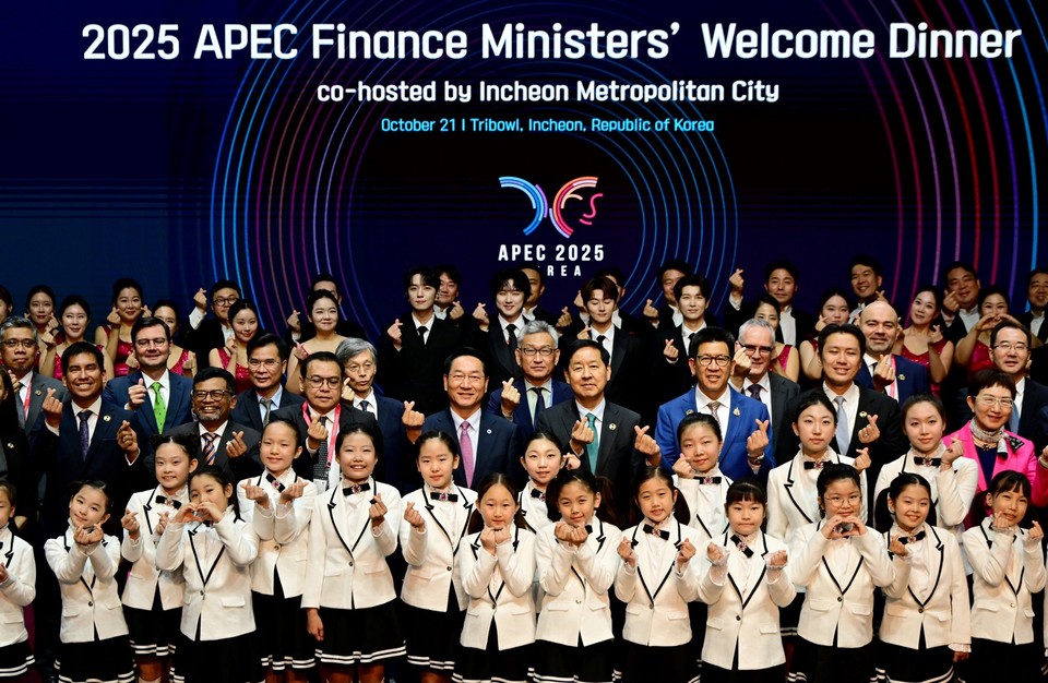 유정복 인천광역시장 등이 10월 21일 연수구 트라이보울에서 열린 'APEC 재무장관회의 만찬 공연'을 마친 뒤 기념촬영을 하고 있다. 사진=인천시