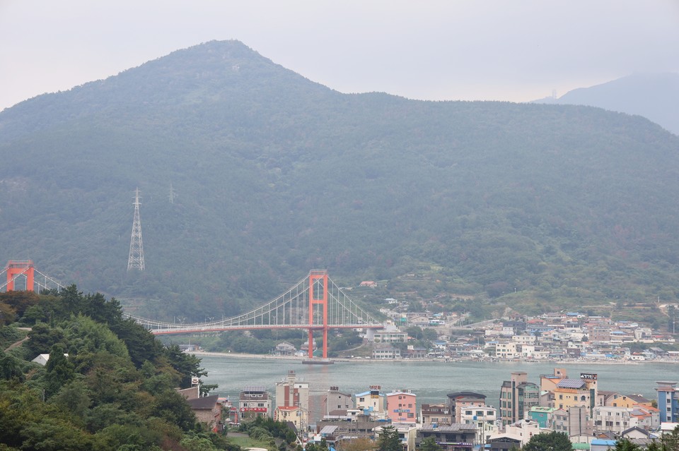 남해각휴게소에서 바라본 남해대교. 건너편 마을은 하동 금남면이다. 사진=한국관광공사