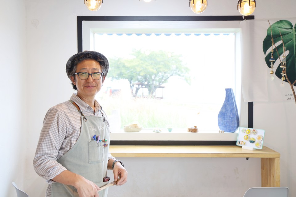 ‘티라 삼촌네 외갓집 도자기 원데이클래스’를 진행하는 도공 채승기 씨. 사진=한국관광공사
