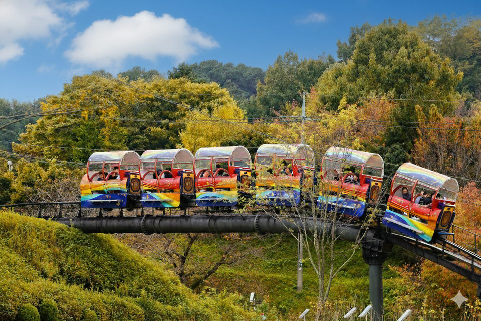 알록달록 무지갯빛 예당호 모노레일을 타고 예당호를 감상할 수 있다. 사진=한국관광공사