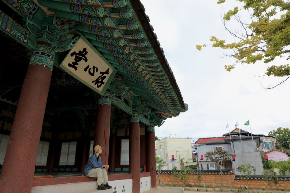존심당 대청마루에서 즐기는 여유로운 시간. 사진=한국관광공사