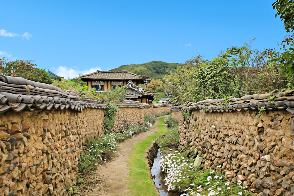 담장 따라 개울이 흐르는 삼지내마을. 사진=한국관광공사
