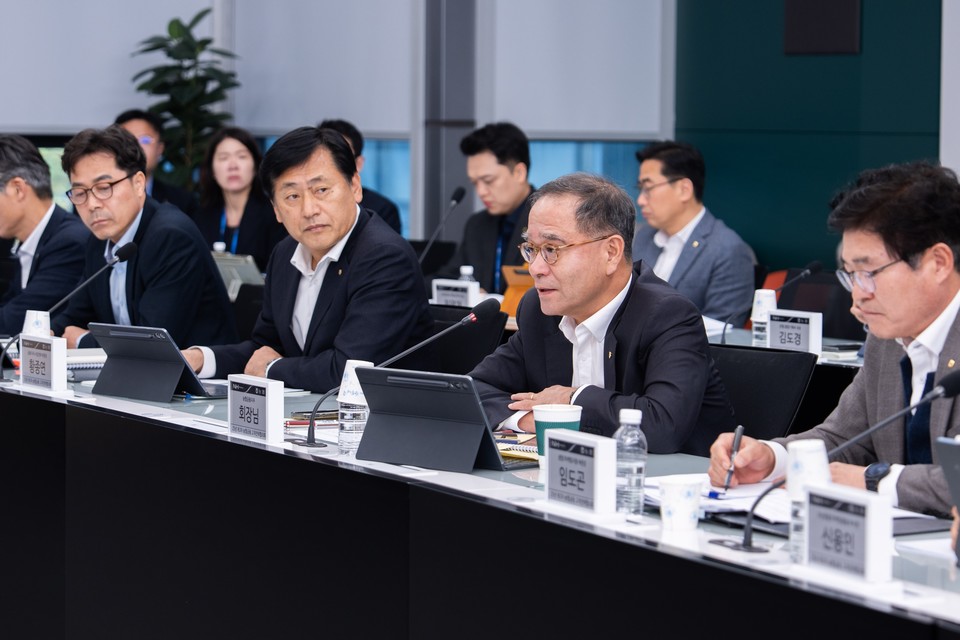  NH농협금융는 지난 10일 서울 서대문구에 있는 본사에서 이찬우 회장(앞 줄 오른쪽 두 번째)을 비롯한 지주와 자회사 고객 전략 담당 임직원 60여 명이 참석한 가운데 '2025년 제3차 농협금융 고객 전략 협의회'를 개최했다고 11일 밝혔다. 사진=NH농협금융