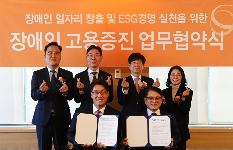 한화생명금융서비스가 12일 서울 여의도에 있는 63한화생명 빌딩에서 한국장애인고용공단과 '기업의 사회적 가치 구현과 ESG(환경, 사회, 지배구조) 경영 실천을 위한 '장애인 고용증진' 업무협약을 체결했다. 최승영 한화생명금융서비스 대표(앞줄 왼쪽)가 이종성 한국장애인고용공단 이사장(앞줄 오른쪽) 등 주요 관계자들이 기념 촬영을 하고 있다. 사진=한화생명