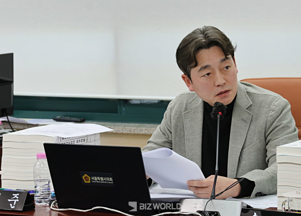 김성준 교통위원회 부위원장이 서울교통공사 행정사무감사에서 질의하고 있다. 사진=손진석 기자