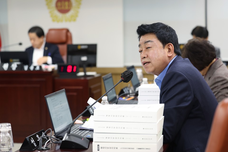 성흠제 서울시의원이 행정사무감사에서 질의를 하고 있다. 사진=서울시의회