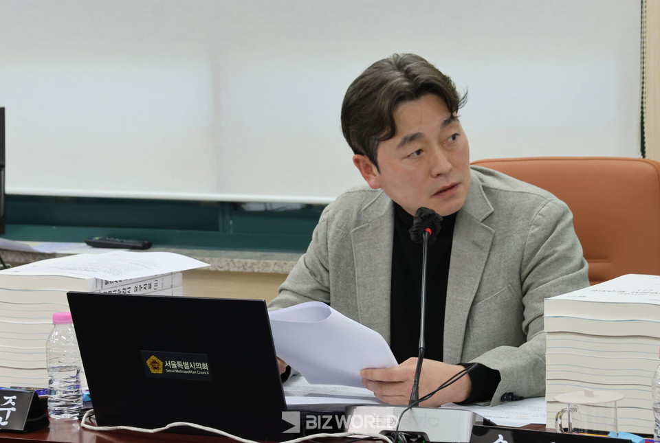 김성준 교통위원회 부위원장이 서울교통공사를 대상으로 질문을 하고 있다. 사진=손진석 기자