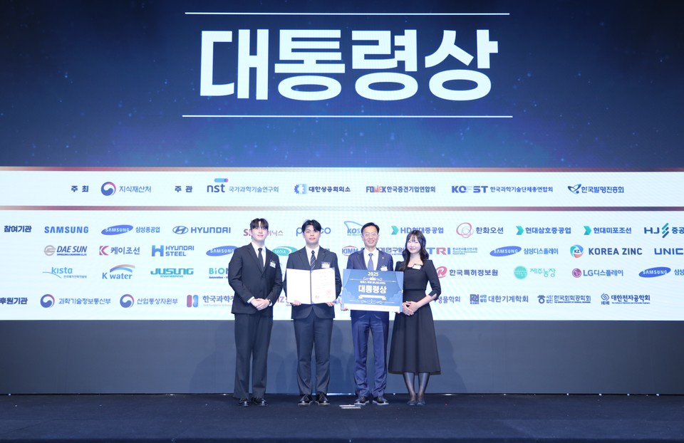 김용선 지식재산처장(왼쪽에서 세 번째)이 대통령상을 수상한 한국기술교육대 ‘Docent’ 팀과 기념촬영을 하고 있다. 사진=지식재산처