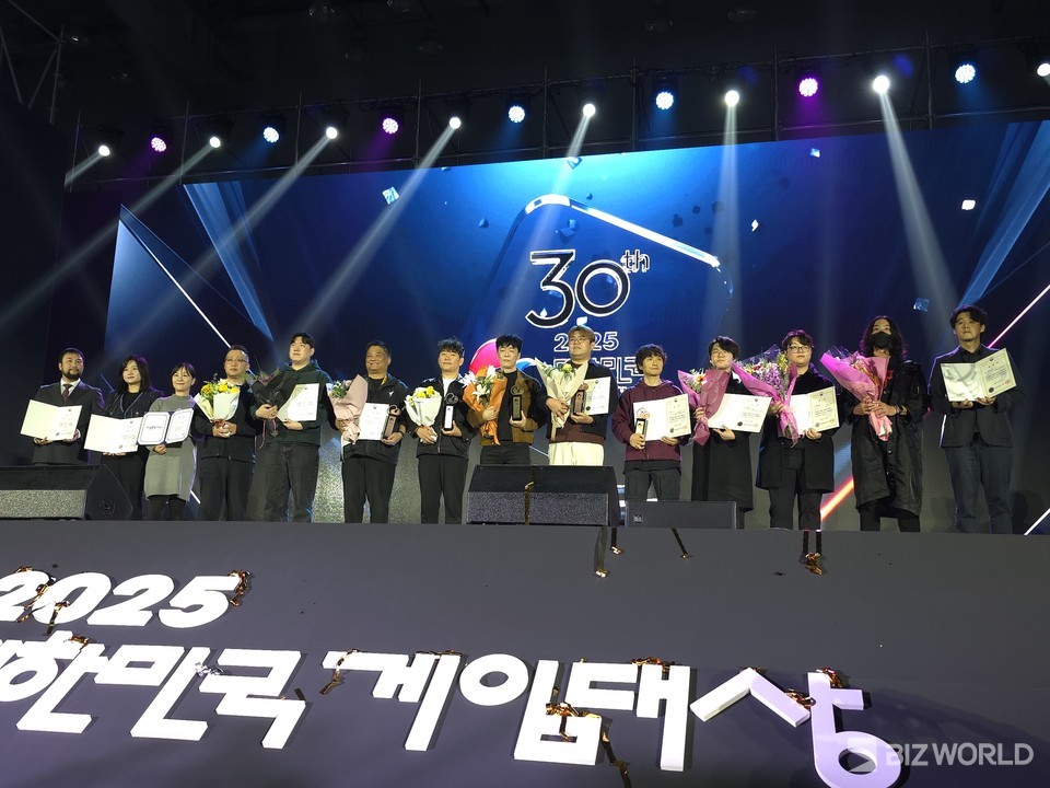 '2025 대한민국 게임대상' 수상자들이 기념사진을 촬영하고 있다. 사진=이효정 기자