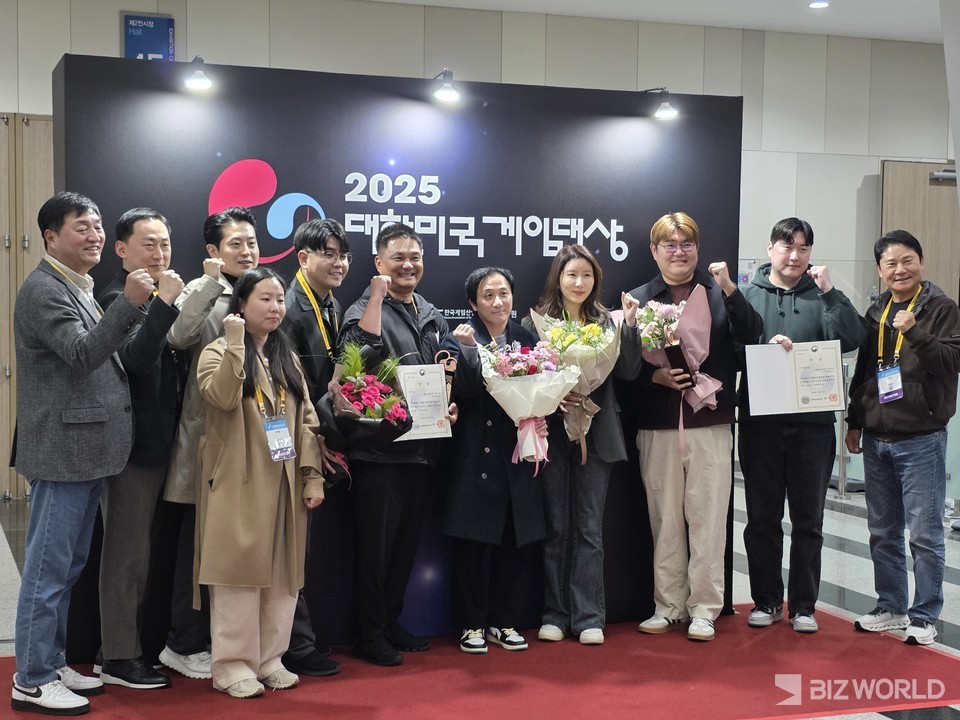 넷마블 RF온라인넥스트 팀과 세븐나이츠리버스 팀이 행사 종료 후 기념사진을 촬영하고 있다. 사진=이효정 기자