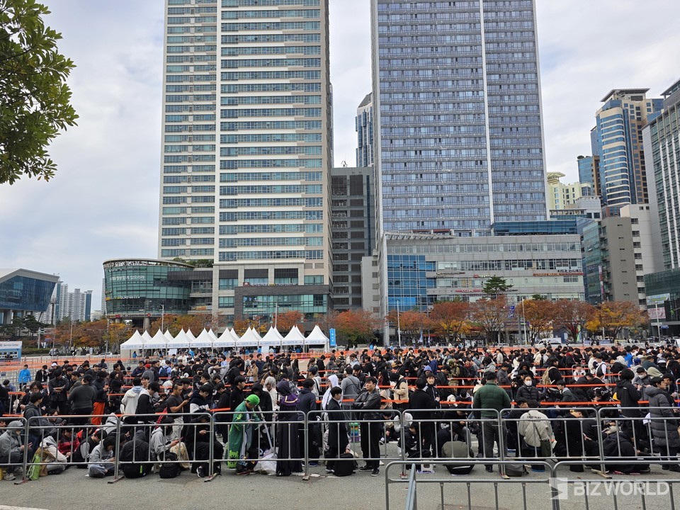 13일 부산 벡스코 앞에서 관람객들이 입장 순서를 기다리고 있다. 사진=이효정 기자