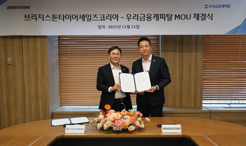 브리지스톤 타이어 코리아가 우리금융캐피탈과 화물차주 상생 금융지원 업무협약 을체결하고 기념 사진을 촬영하고 있다. 사진=브리지스톤 타이어 코리아