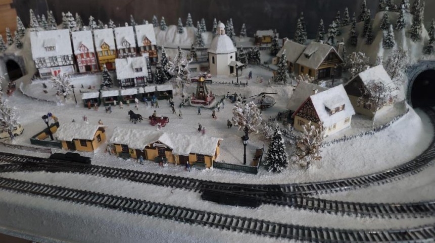 코레일유통이 전시하고 있는  ‘서울역에서 만나는 미니어처 유럽여행’ 중 오스트리아 마을. 사진=코레일 유통