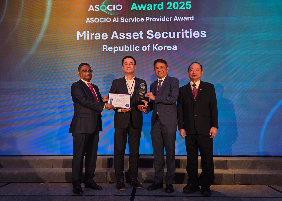 미래에셋증권이 지난 11일 개최된 'ASOCIO 어워드 2025'에서 'AI 서비스 공급자 어워즈(상)'를 받았다. (좌측부터) Abdullah Kafi 아시아 대양주 정보산업 기구(ASOCIO) 명예회장, 박홍근 미래에셋증권 IT 부문대표(부사장) 등 주요 관계자가 기념사진을 촬영하고 있다. 사진=미래에셋증권