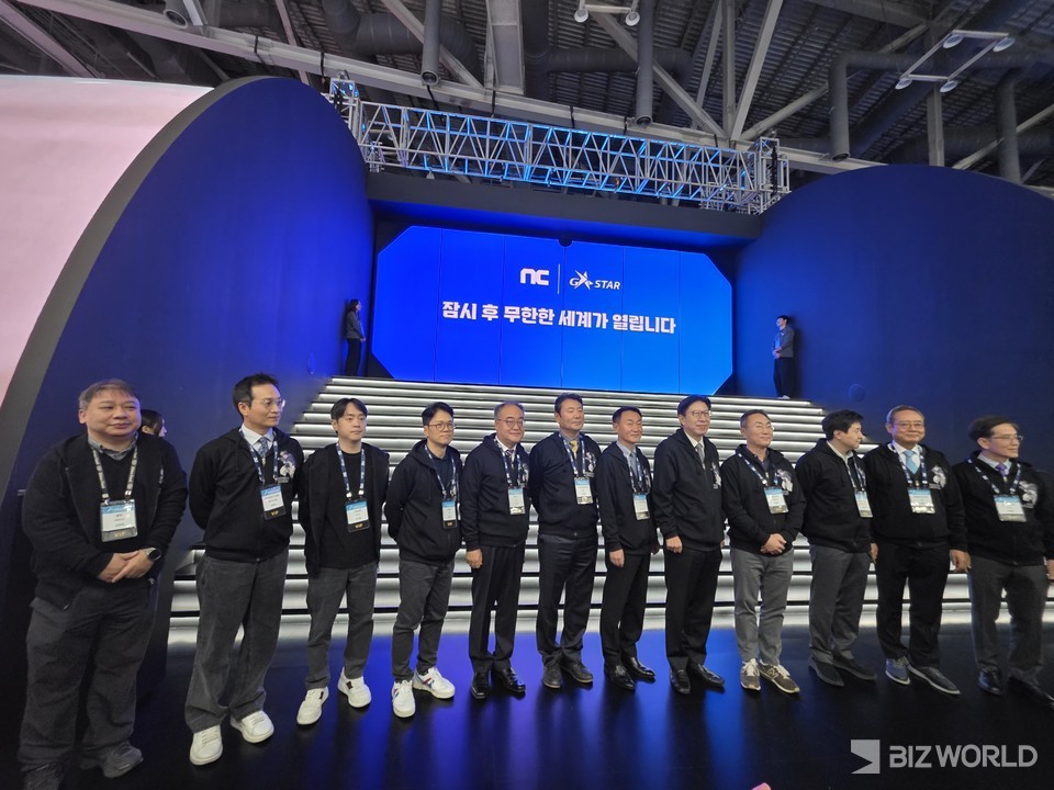 게임업계 주요 인사들이 지스타 b2c관 내 엔씨소프트 부스를 방문해 기념사진을 촬영하고 있다. 사진=이효정 기자