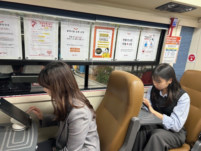 앞서 진행한 헌혈 캠페인 버스 안에서 '헌혈 캠페인'에 참여한 구성원 모습. 사진=SK증권