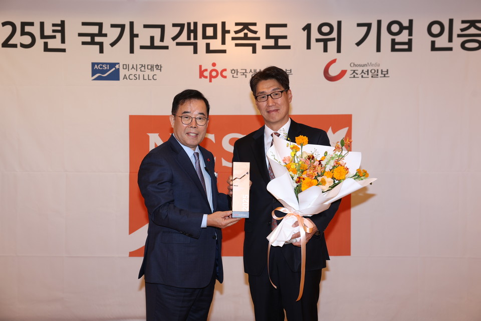 12일 서울 중구에 있는 롯데호텔 서울에서 열린 ‘2025 국가고객만족도(NCSI)’ 시상식에서 최승영 한화생명금융서비스 대표(오른쪽)와 박성중 한국생산성본부 회장이 기념 촬영을 하고 있다. 사진=한화생명