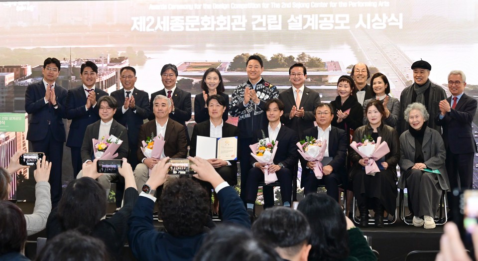 도문열 시의원(뒷열 왼쪽 네번째)이 수상자들과 기념 촬영을 하고 있다. 사진=서울시의회