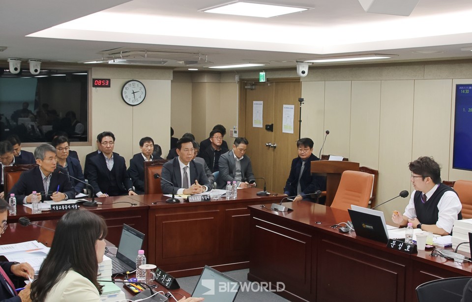 문성호 의원이 백호 서울교통공사 사장에게 질의하고 있다. 사진=손진석 기자