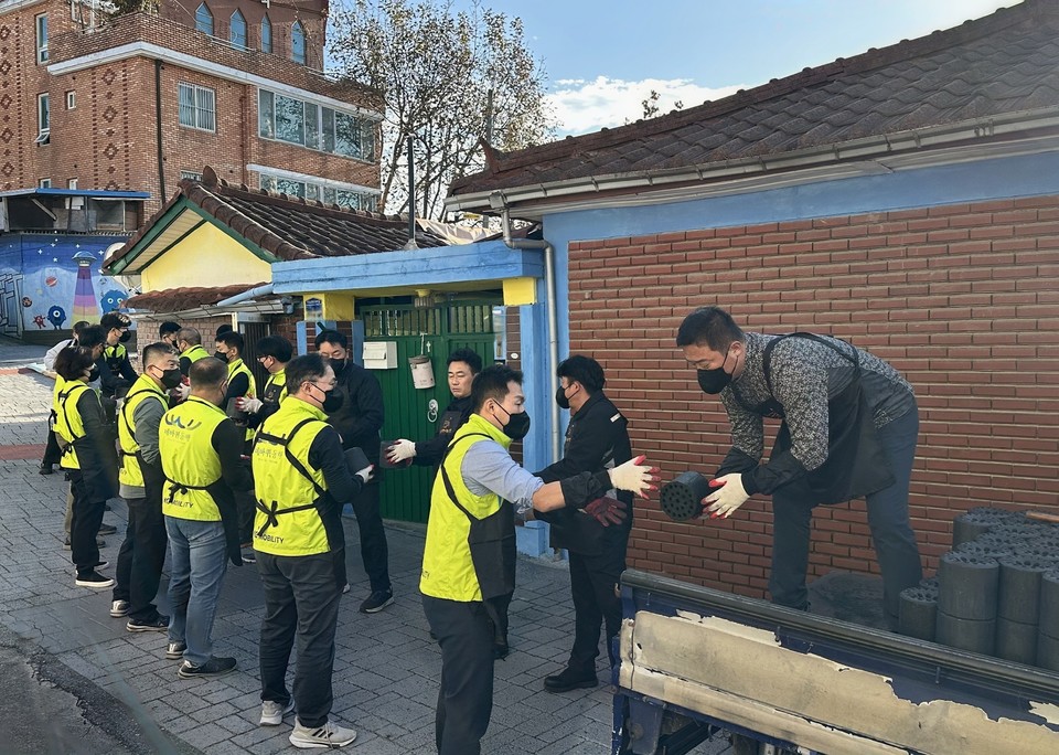 KGM 임직원들이  연탄 나눔 봉사활동을 펼치고 있다. 사진=KGM