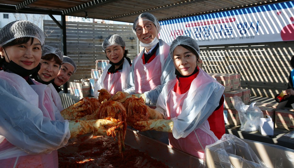  우리금융그룹 계열사인 ABL생명은 지난 12일 서울 성북구에 있는 성북50플러스센터에서 '사랑의 김장 나눔 봉사활동'을 했다고 13일 밝혔다. 사진=ABL생명