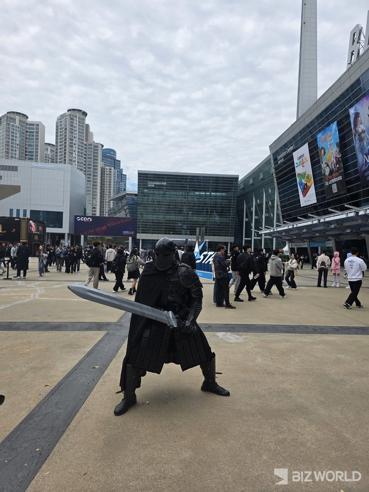 코스어가 칼을 든 채 포즈를 취하고 있다. 사진=이효정 기자