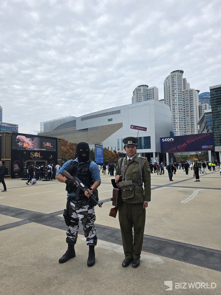 경찰과 군인으로 분한 코스어가 포즈를 취하고 있다. 사진=이효정 기자
