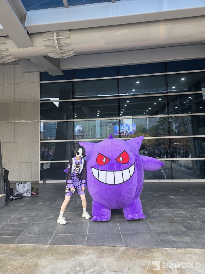 팰월드 모바일 캐릭터가 포즈를 취하고 있다. 사진=이효정 기자