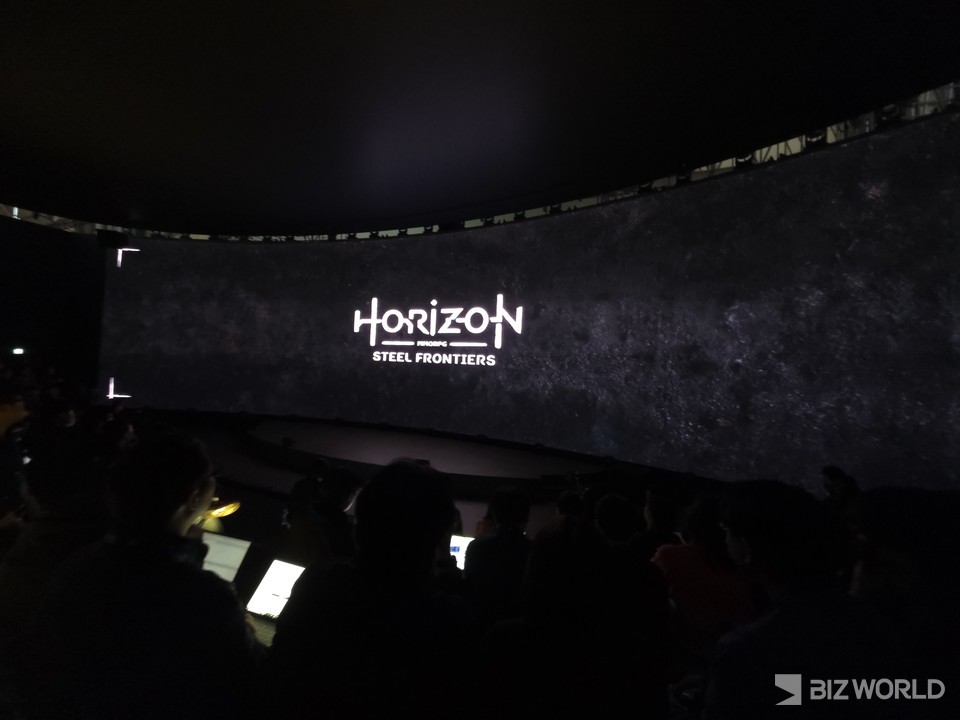 호라이즌 스틸 프론티어 소개 영상이 송출되고 있다. 사진=이효정 기자