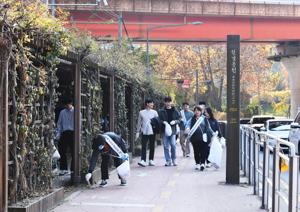 서울물재생시설공단과 한국공항공사 직원들이 강서구 일대에서 플로깅 캠페인을 하고 있다. 사진=서울물재생시설공단