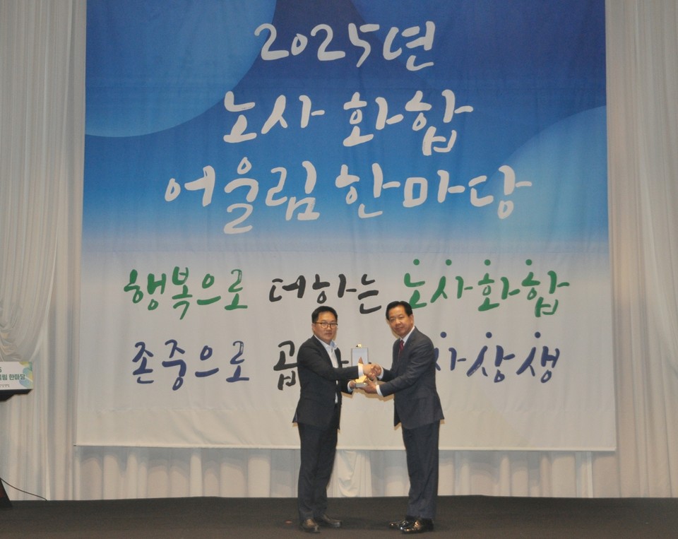 김희중 한국도로교통공단 이사장(오른쪽)이 박무혁 한국도로교통공단 노동조합위원장으로부터 명예조합원을 위촉받으며 기념 촬영을 하고 있다. 사진=한국도로교통공단