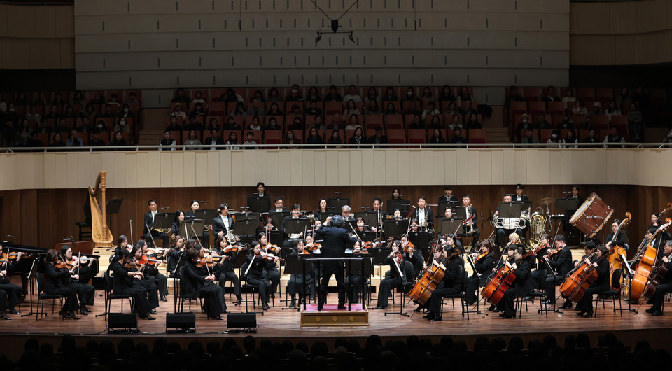 지난 12일 대구콘서트하우스 그랜드홀에서 열린 ‘제15회 동서커피클래식’에서 대구시립교향악단(지휘자 백진현)이 연주하고 있다. 사진=동서식품