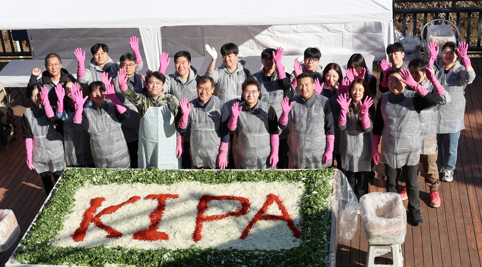 한국발명진흥회 임직원들이 김장봉사 후 기념사진을 찍고 있다. 사진=한국발명진흥회