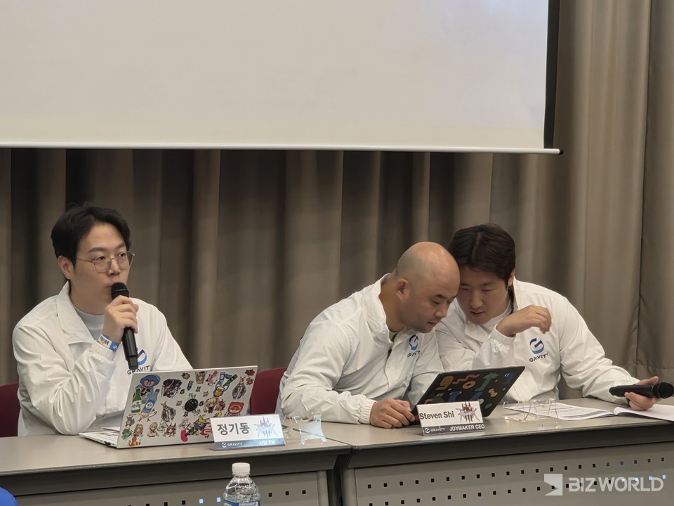 지난 13일 열린 간담회에서 질문에 답변하고 있는 정기동 라그나로크 사업 PM(왼쪽). 사진=이효정 기자