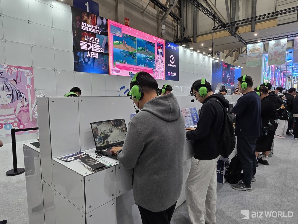 그라비티 출품작을 시연하고 있는 방문객들. 사진=이효정 기자