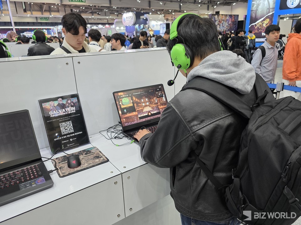 그라비티 게임을 체험중인 관람객. 사진=이효정 기자