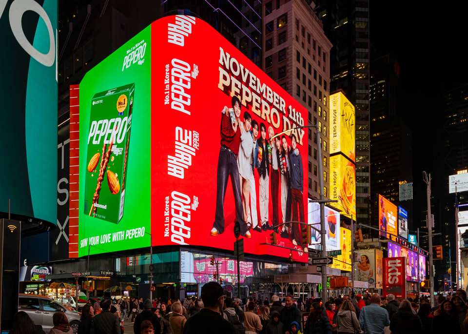 롯데웰푸드는 11월 11일(현지 시간) 미국 뉴욕 타임스스퀘어 파더 더피 스퀘어(Father Duffy Square)에서 ‘웰컴 투 K-스위트 홀리데이’ 페스티벌을 성황리에 개최했다고 12일 밝혔다. 사진=롯데웰푸드