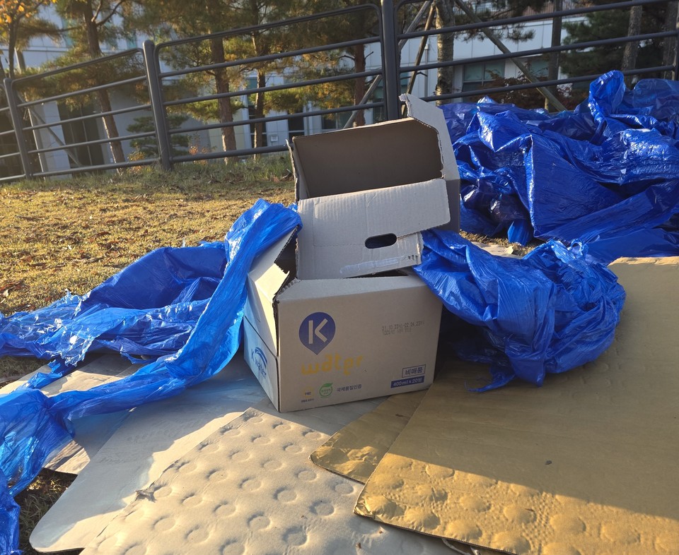 파주시가 단수로 어려움을 겪은 주민들을 위해 생수를 무료로 배급했다. 그러나 지난 14일 일반 업체들로부터 확보한 생수가 동이 나면서 파주시는 15일 오전부터는 한국수자원공사로부터 받은 생수를 보급했다. 문제는 이 생수가 유통기한이 무려 3년 6개월이나 지난 것을 나눠줬다는 것이다. 화가 난 주민들이 한국수자원공사의 유통 기한이 지난 생수를 현장에서 버렸다. 사진=정영일 기자