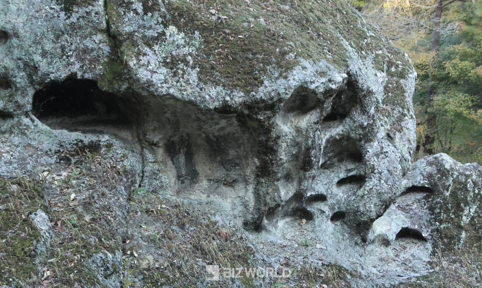 골굴사는 대표적인 타포니 지형으로 수만많은 타포니가 형성되어 있다. 사진=손진석 기자