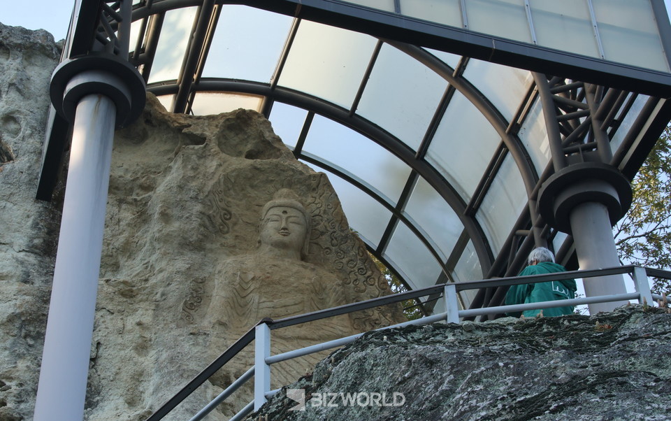 골굴사의 마애여래좌상은 응회암 암벽을 깍아 만들어 부식에 취약하다. 사진=손진석 기자