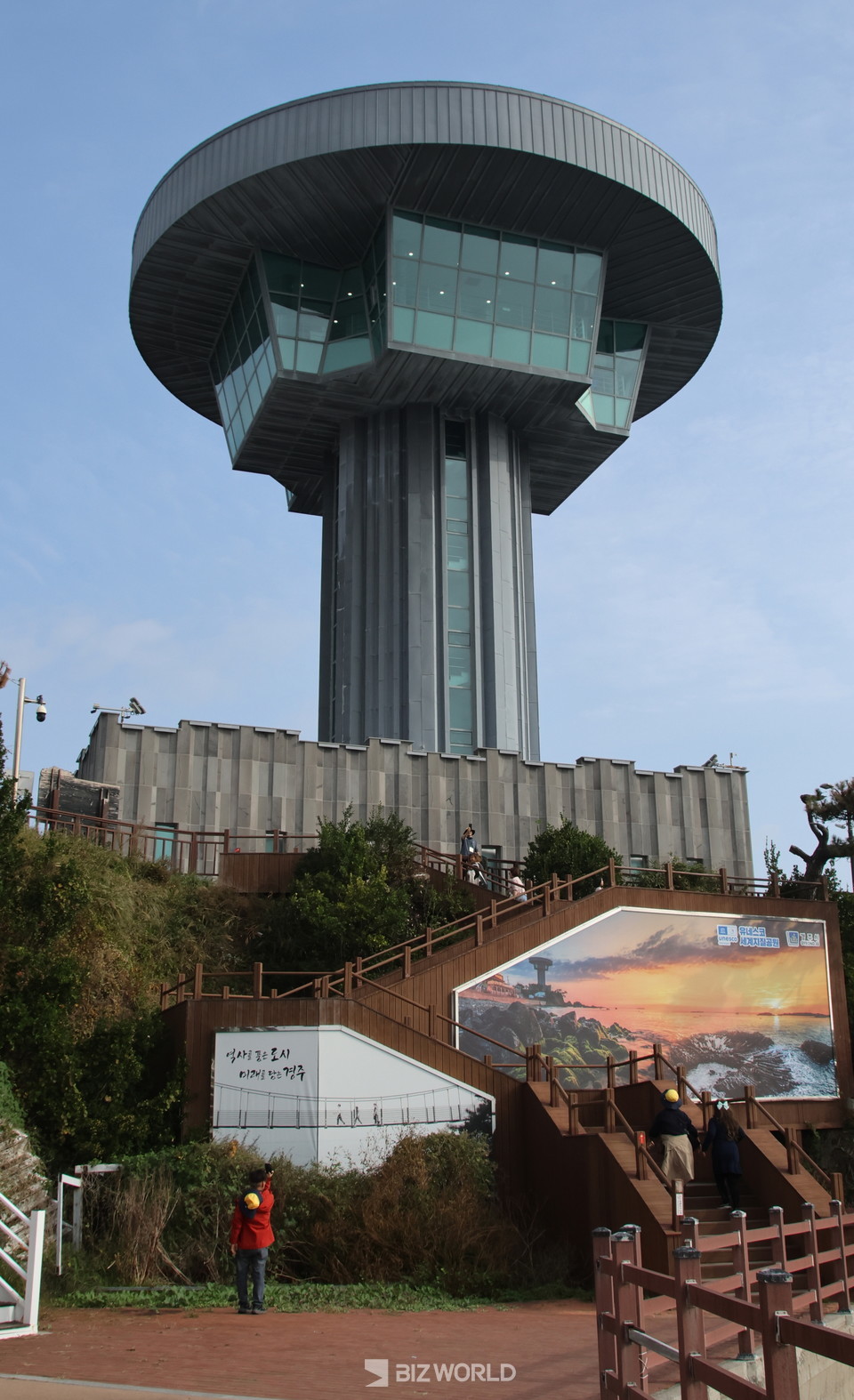 주상절리 미디어센터 전망대에서 부채꼴 주상절리를 관찰해야 가장 잘 살펴볼 수 있다. 사진=손진석 기자