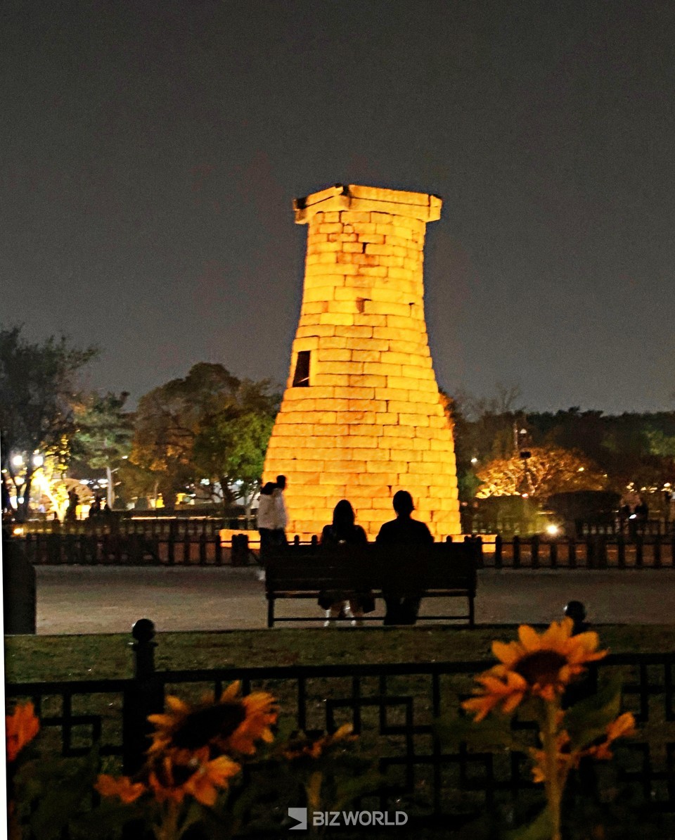 첨성대의 야경은 공원 산책과 함께 여유롭게 먼곳에서 가까게 즐기면 좋다. 사진=손진석 기자