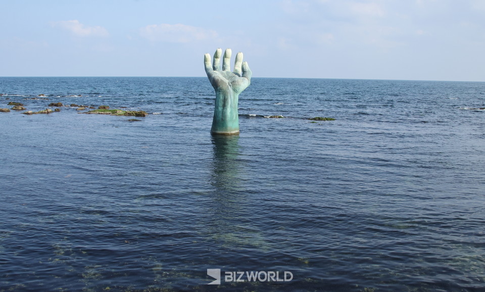 해안 단구가 손 조형물을 기준으로 1단과 2단이 나눠진다. 사진=손진석 기자
