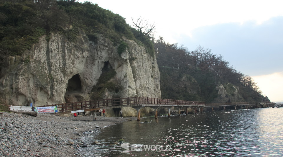  하얀색의 바위 절벽인 힌디기가 보인다. 사진=손진석 기자