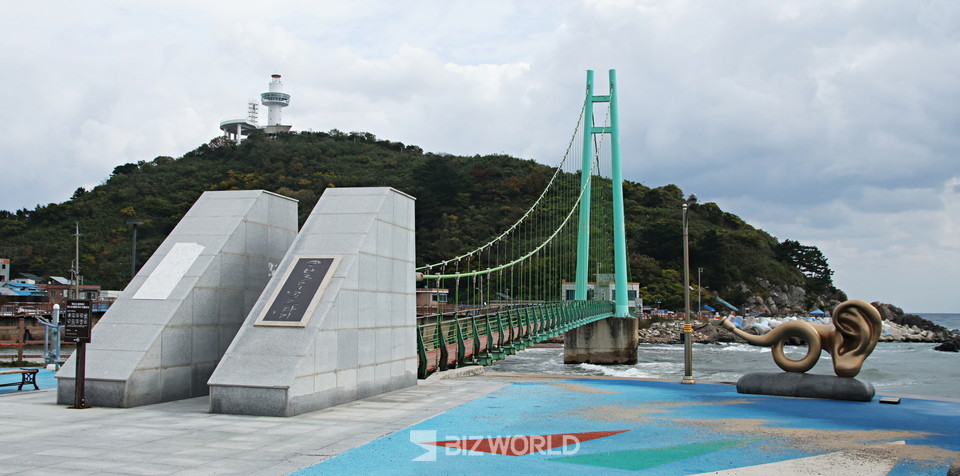 죽도산 탐방 시작점인 블루로드 다리와 그 뒤로 죽도산이 보인다. 사진=손진석 기자