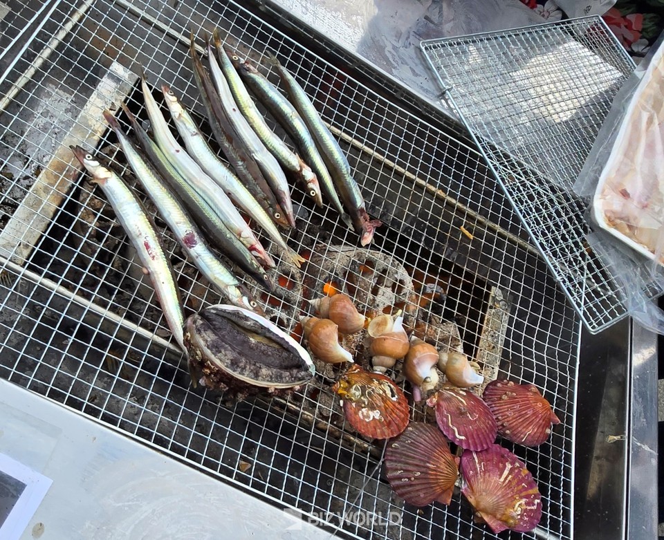 영덕 물가지미 축제장에서 건어물과 해산물을 구매해 직접 구워먹고 있다. 사진=손진석 기자