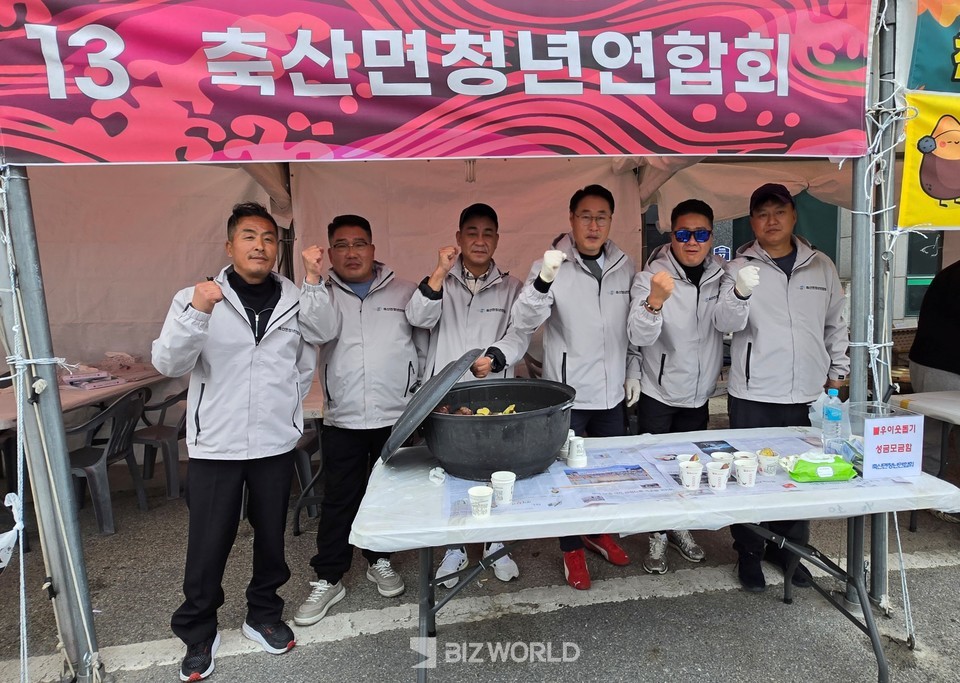 영덕 물가자미 축제 현장에서 축산면 청년연합회 일동이 방문객들에게 무료로 고구마와 어묵을 나워주고 있다. 사진=손진석 기자